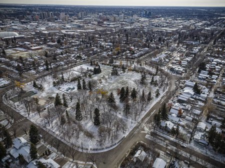 Foto de Drone imagen de Caswell Hill, Saskatoon, mostrando su encanto histórico y vibrante comunidad - Imagen libre de derechos
