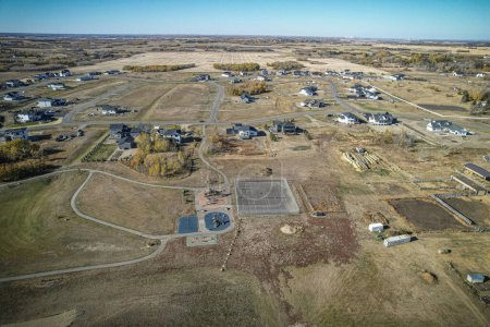 Drohnenbild, das die Schönheit der Edgemont Estates in Saskatoon, Saskatchewan, mit ihren großzügigen Wohnhäusern und der natürlichen Umgebung einfängt