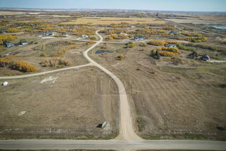 Drone imagen que captura la belleza de Applewood Estates en Saskatoon, Saskatchewan, con sus amplias propiedades residenciales y alrededores naturales