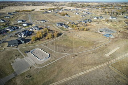 Drohnenbild, das die Schönheit der Edgemont Estates in Saskatoon, Saskatchewan, mit ihren großzügigen Wohnhäusern und der natürlichen Umgebung einfängt