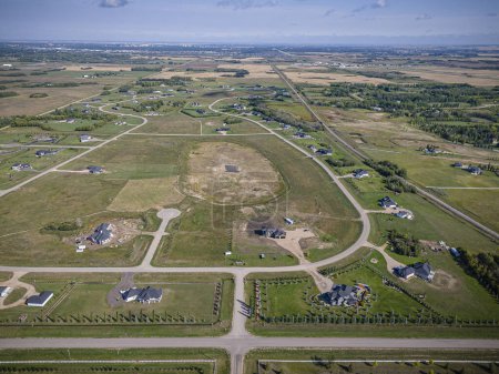Drohnenbild, das die Schönheit von Grasswood Estates in Saskatoon, Saskatchewan, mit seinen großzügigen Wohnhäusern und seiner natürlichen Umgebung zeigt