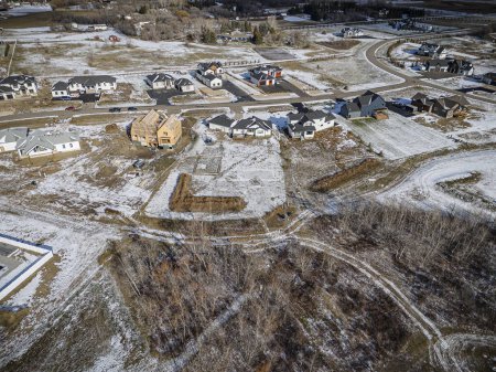 Drohnenbild, das die Schönheit von Grasswood Estates in Saskatoon, Saskatchewan, mit seinen großzügigen Wohnhäusern und seiner natürlichen Umgebung zeigt