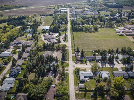 Téléchargez les photos : Image d'un drone capturant la ville de Waldheim en Saskatchewan, mettant en valeur son charme rural et son environnement serein - en image libre de droit