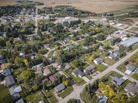 Téléchargez les photos : Image d'un drone capturant la ville de Waldheim en Saskatchewan, mettant en valeur son charme rural et son environnement serein - en image libre de droit