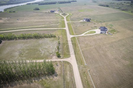 Drohnenbild, das die Schönheit der Whisper River Estates in Saskatoon, Saskatchewan, mit seiner ruhigen Umgebung und seinem Wohncharme zeigt.
