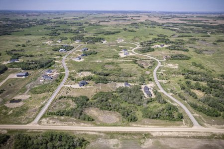 Drohnenbild, das die heitere Schönheit der Hidden Ridge Estates in Saskatoon, Saskatchewan, mit ihrem Wohncharme und ihrer natürlichen Umgebung einfängt.