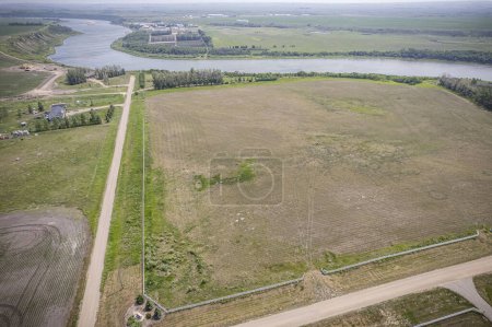Drohnenbild, das die Schönheit der Whisper River Estates in Saskatoon, Saskatchewan, mit seiner ruhigen Umgebung und seinem Wohncharme zeigt.