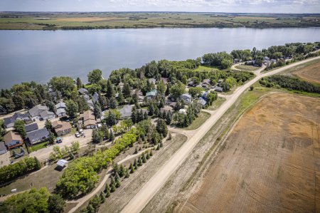Téléchargez les photos : Image d'un drone capturant la ville de Shields en Saskatchewan, mettant en valeur son charme rural pittoresque et son environnement serein - en image libre de droit