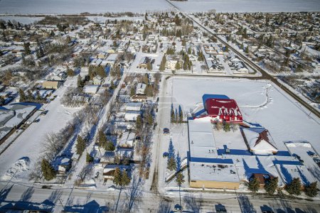 Foto de Imagen del dron capturando la ciudad de Dalmeny en Saskatchewan, mostrando su encantador entorno suburbano y atmósfera comunitaria. - Imagen libre de derechos
