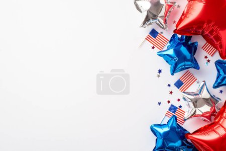 Unabhängigkeitstag der USA. Foto von oben: rot-weiß-blaue Luftballons Nationalflaggen und sternförmiges Konfetti auf isoliertem weißem Hintergrund mit Kopierraum