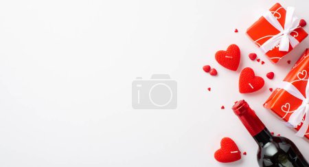 Foto de Concepto del Día de San Valentín. Foto de vista superior de cajas rojas presentes con lazos de cinta en forma de corazón velas botella de vino y espolvorea sobre fondo blanco aislado con espacio vacío - Imagen libre de derechos