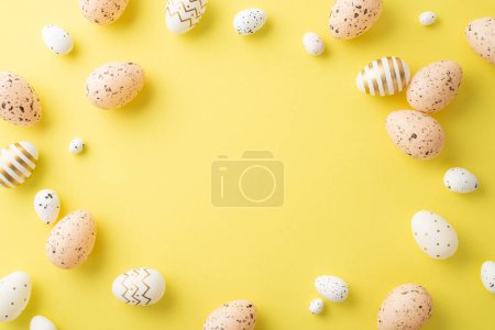 Téléchargez les photos : Concept de décor de Pâques. Photo de vue du dessus des œufs de caille rose clair blanc et or sur fond jaune isolé avec copyspace au milieu - en image libre de droit