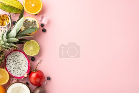 Téléchargez les photos : Concept d'été rafraîchissant. Top flat lay view photo de jus de fruits exotiques, dragon-fruit, kiwi, ananas, orange, citron vert, noix de coco sur fond rose pastel avec espace vide pour le texte - en image libre de droit