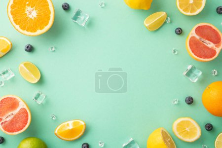 Foto de Concepto de paraíso cítrico. Vista superior de jugosas naranjas, limones, limas y pomelos sobre fondo turquesa con espacio vacío para texto promocional - Imagen libre de derechos