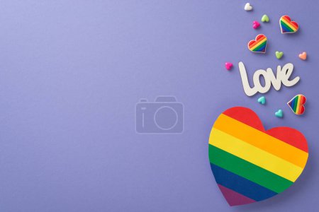 Téléchargez les photos : Une composition allongée plate et colorée présentant des objets LGBT, tels que des badges en forme de cœur, une inscription love et une carte de couleur arc-en-ciel sur fond lilas avec un espace vide pour le texte - en image libre de droit