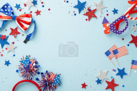 Feiern Sie den amerikanischen Unabhängigkeitstag stilvoll mit Party-Essentials von oben wie glitzernden Sternen, funkelndem Konfetti, Brillen und mehr. Pastellblauer Hintergrund bietet leeren Rahmen perfekt für Text oder Werbung