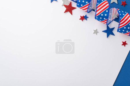 Téléchargez les photos : Ambiance patriotique pour le 4 juillet. Vue du dessus montrant les éléments symboliques de la fête : ruban tourbillonné avec motif drapeau américain, étoiles scintillantes. Fond bicolore blanc et bleu avec espace pour le texte ou l'annonce - en image libre de droit