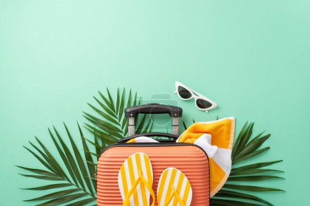 Téléchargez les photos : Laissez votre imagination prendre son envol dans un contexte turquoise, mettant en valeur la vue de dessus d'une valise avec serviette, équipement de plage, lunettes de soleil, tongs et feuilles de palmier. Idéal pour la marque de voyage - en image libre de droit