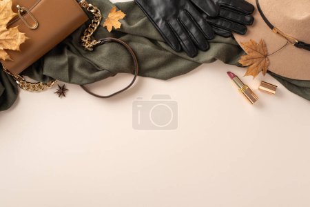 Téléchargez les photos : Élevez votre mode d'automne avec des essentiels chics et chauds : sac à main, chapeau en feutre à la mode, gants et écharpe noirs et lunettes de soleil. Image de vue du dessus sur fond blanc isolé, espace de copie pour texte ou annonce - en image libre de droit