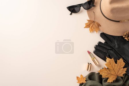 Téléchargez les photos : Améliorez votre garde-robe d'automne avec des pièces de mode tendance et chaleureuses : sac, chapeau en feutre, gants, écharpe et lunettes de soleil. Vue de dessus sur fond blanc isolé, offrant un espace pour le texte ou la promotion - en image libre de droit