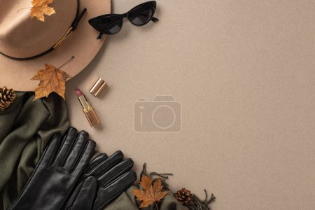 Téléchargez les photos : Élevez votre garde-robe d'automne avec des accessoires tendance : chapeau en feutre à la mode, gants noirs, écharpe et lunettes de soleil. Photographie de vue de dessus sur un fond gris isolé, offrant un espace pour le texte ou les annonces. - en image libre de droit