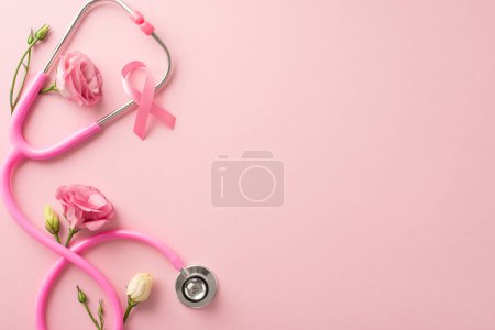 Erinnern Sie sich an die Ursache dieses Internationalen Brustkrebs-Aufklärungsmonats. Foto von oben von rosa Satinband mit frischen Eustoma-Blüten auf pastellrosa Hintergrund, geeignet für Text oder Werbung