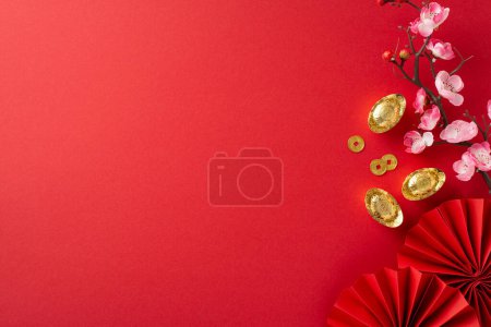 Téléchargez les photos : Plongez dans l'ambiance du Nouvel An chinois grâce à cet arrangement haut de gamme mettant en vedette des ventilateurs, des articles en Feng Shui, des pièces symboliques, des fleurs de sycée et de sakura sur un cadre rouge, prêt pour le texte ou la publicité - en image libre de droit