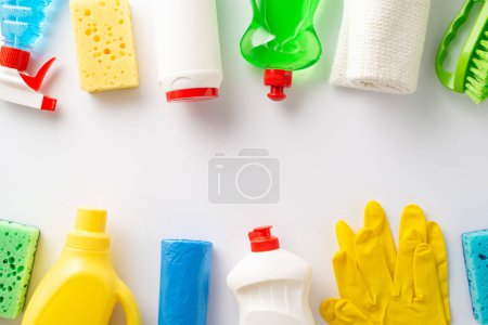 Sanieren mit Desinfektionsmittel. Reinigungstücher, Schrubber, Latex-Handschuhe, Scheuerbürste, Reinigungslösungsflaschen, Desinfektionsgel, Sprühflasche auf leerer Fläche für Text oder Werbung