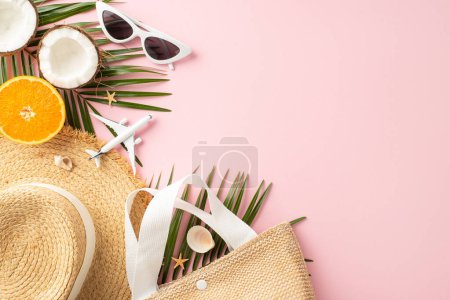 Sommerreiseutensilien wie Sonnenbrille, Strohhut, Kokosnuss, Orangenscheibe, Flugzeugmodell und tropische Blätter vor rosafarbenem Hintergrund wecken Urlaubsstimmung