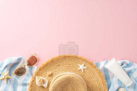 Draufsicht auf einen Strohhut, stylische Sonnenbrille, Seesterne und Sonnencreme, fein säuberlich auf einem gestreiften Tuch vor sanftem rosa Hintergrund ausgelegt. Perfekte Darstellung von Strandurlaub und Sommerferien