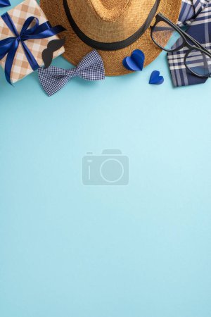 Vatertagsfeier mit Strohhut, Brille, Geschenkbox, Fliege und Papierherzen auf hellblauem Hintergrund