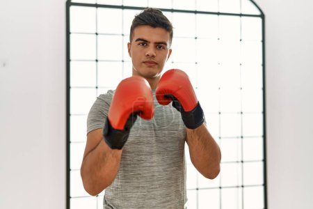 Foto de Joven hombre hispano boxeando en el centro deportivo - Imagen libre de derechos
