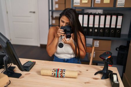 Foto de Mujer hispana joven trabajadora de negocios hacer foto a pulsera en la oficina - Imagen libre de derechos