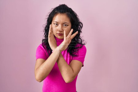 Téléchargez les photos : Jeune femme asiatique debout sur fond rose expression de rejet croisant les bras faisant signe négatif, visage en colère - en image libre de droit