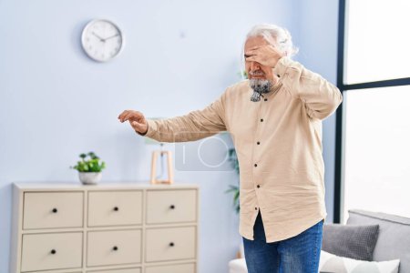 Téléchargez les photos : Homme aux cheveux gris d'âge moyen souffrant de vertiges debout à la maison - en image libre de droit