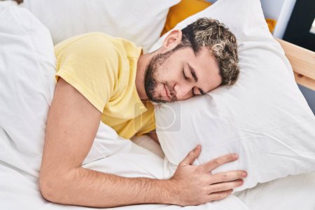 Téléchargez les photos : Jeune homme couché sur le lit dormant dans la chambre - en image libre de droit