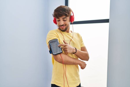 Téléchargez les photos : Young arab man listening to music standing at sport center - en image libre de droit