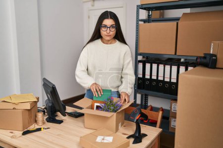 Téléchargez les photos : Young hispanic woman ecommerce business worker fired at office - en image libre de droit
