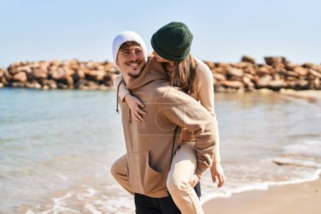 Téléchargez les photos : Mand and woman couple hugging each other holding on back at seaside - en image libre de droit