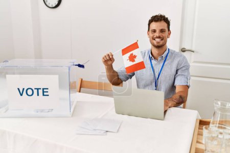 Junger hispanischer Mann lächelt selbstbewusst und hält Kanadafahne in der Hand