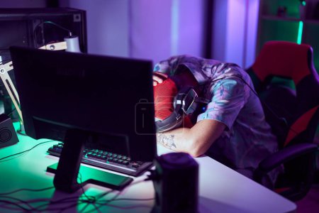 Téléchargez les photos : Young redhead man streamer stressed using computer at gaming room - en image libre de droit