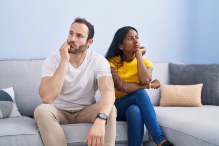 Téléchargez les photos : Homme et femme interracial couple argumentant à la maison - en image libre de droit