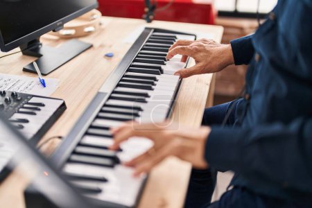 Foto de Senior man musician playing piano keyboard at music studio - Imagen libre de derechos
