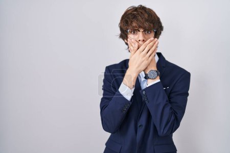 Foto de El joven empresario hispano con gafas sorprendió cubriendo la boca con las manos por error. concepto secreto. - Imagen libre de derechos