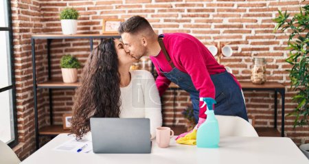 Téléchargez les photos : Homme et femme couple baisers à la maison - en image libre de droit