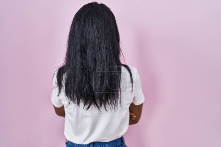 Téléchargez les photos : African young woman wearing casual white t shirt standing backwards looking away with crossed arms - en image libre de droit