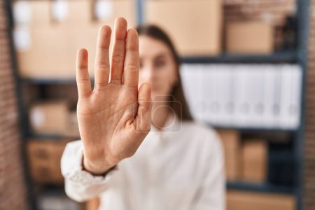 Téléchargez les photos : Young caucasian woman ecommerce business worker doing stop gesture with hand at office - en image libre de droit