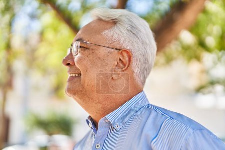 Téléchargez les photos : Senior man smiling confident standing at park - en image libre de droit