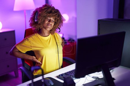 Téléchargez les photos : African American femme streamer souligné en utilisant l'ordinateur à la salle de jeux - en image libre de droit