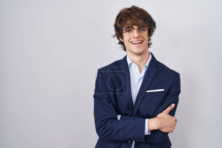 Téléchargez les photos : Jeune homme d'affaires hispanique portant des lunettes visage heureux souriant avec les bras croisés regardant la caméra. personne positive. - en image libre de droit
